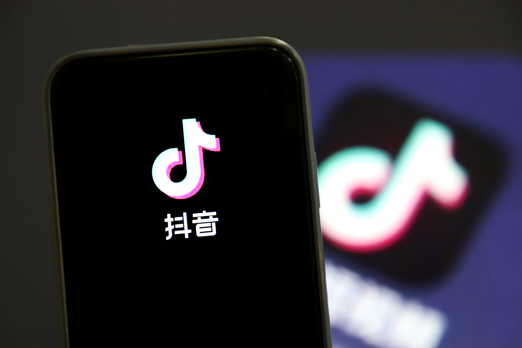B体育：从“杀红眼”到“踩刹车”电商低价策略不灵了？抖音、淘天有意重回GMV分配逻辑京东硬刚到底(图1)