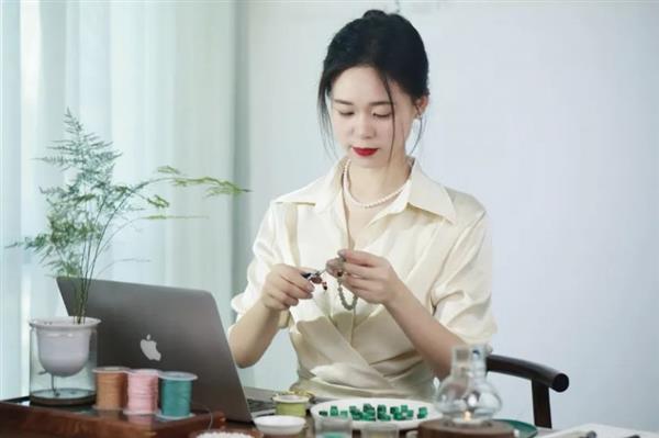 从盘串大叔到精英女性木作文玩行业在抖音电商开辟新客群(图9)