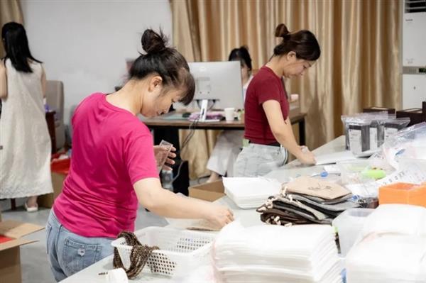 从盘串大叔到精英女性木作文玩行业在抖音电商开辟新客群(图13)